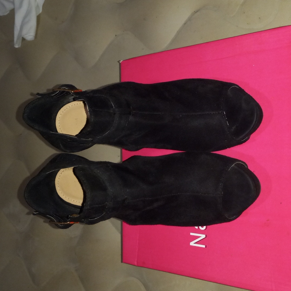 Shoes. - Picture 2 of 10